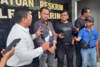 Jurnalis, Iskandar Tanjung didampingi pengacaranya, Ronal Barimbing | Foto: Rian