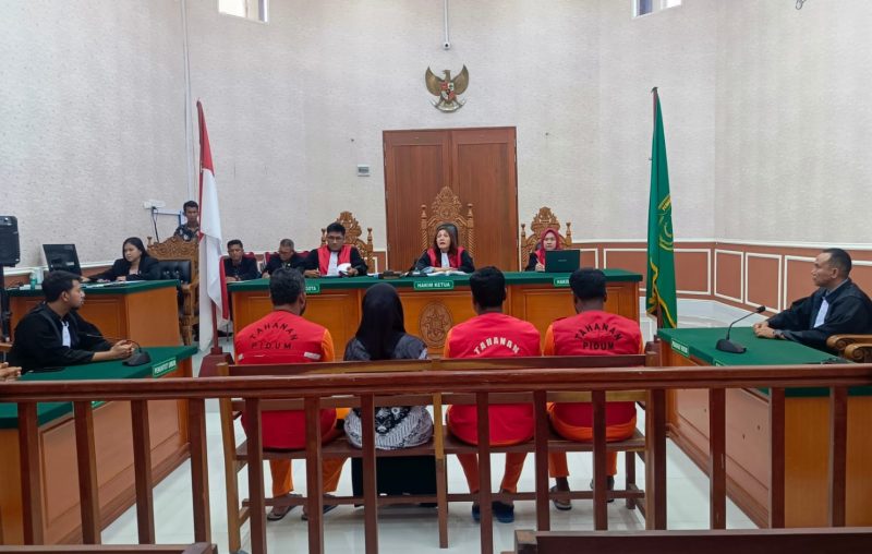 Proses persidangan kasus narkoba yamg menjerat tiga terdakwa Warga Negara Asing asal India di Pengadilan Negeri Tanjungbalai Karimun | Foto: Rian