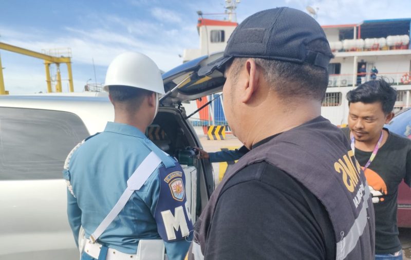 Bea Cukai Batam dan TNI AL Gagalkan Penyelundupan 3,5 Juta Batang Rokok Ilegal di Punggur | Foto : Zonamu/Ist