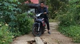 Potret kondisi jalan rusak di Kelurahan Dabo | Foto : Zonamu/Ari