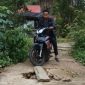 Potret kondisi jalan rusak di Kelurahan Dabo | Foto : Zonamu/Ari