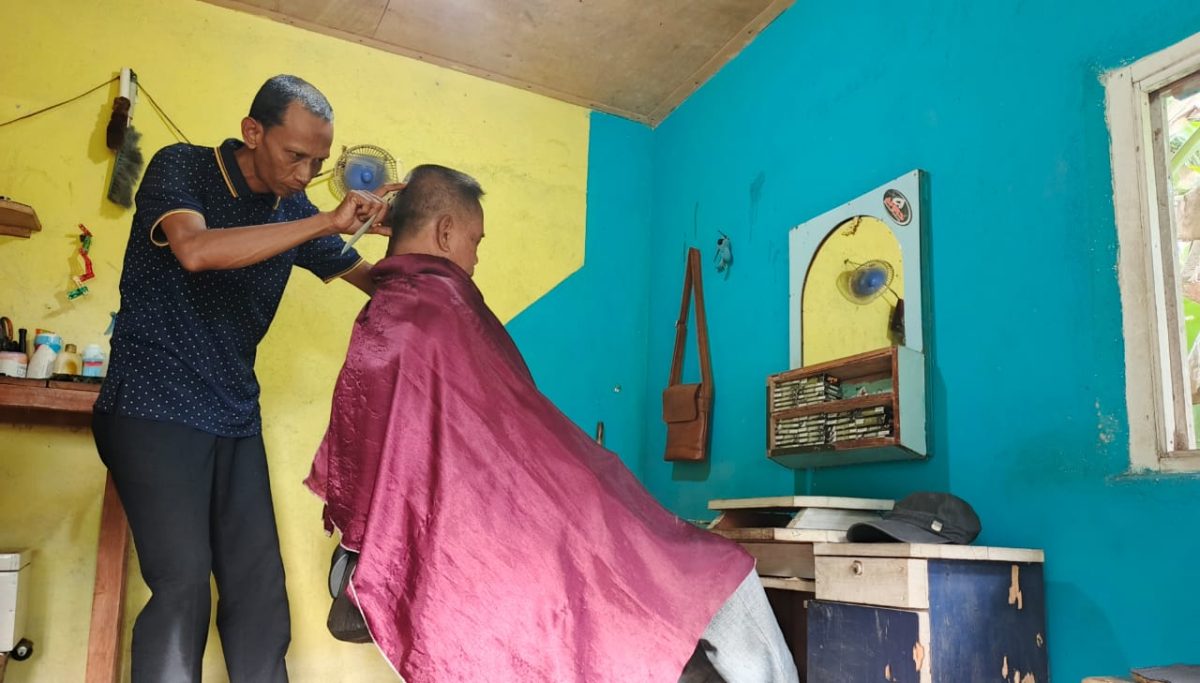 Bertahan di Tengah Badai Baber Shop, Bang Uden Tetap Setia dengan Gunting dan Cermin Tuanya | Foto : Zonamu/Wandi