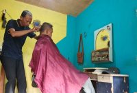 Bertahan di Tengah Badai Baber Shop, Bang Uden Tetap Setia dengan Gunting dan Cermin Tuanya | Foto : Zonamu/Wandi