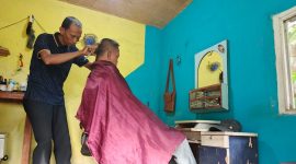Bertahan di Tengah Badai Baber Shop, Bang Uden Tetap Setia dengan Gunting dan Cermin Tuanya | Foto : Zonamu/Wandi