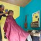 Bertahan di Tengah Badai Baber Shop, Bang Uden Tetap Setia dengan Gunting dan Cermin Tuanya | Foto : Zonamu/Wandi