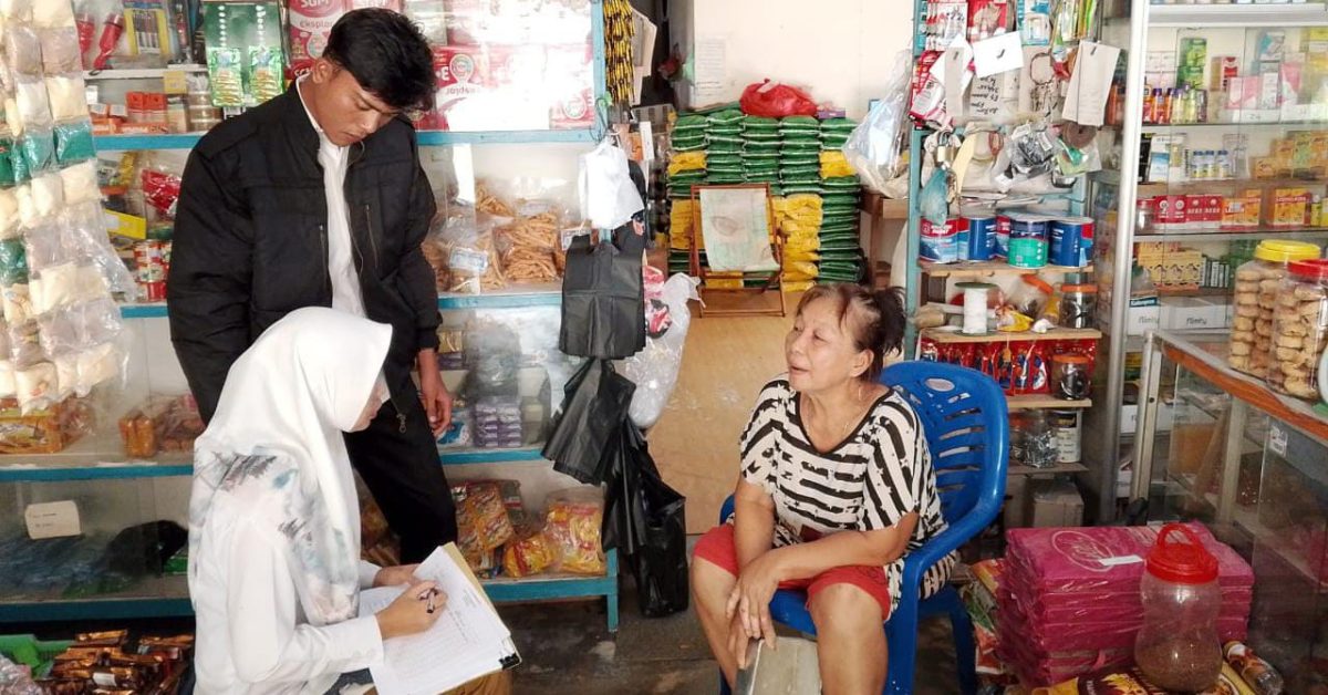 Disperindagkop Lingga saat sidak di toko sembako di Singkep Barat | Foto : Zonamu/Wandi
