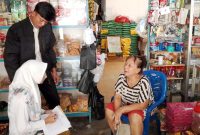 Disperindagkop Lingga saat sidak di toko sembako di Singkep Barat | Foto : Zonamu/Wandi