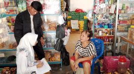 Disperindagkop Lingga saat sidak di toko sembako di Singkep Barat | Foto : Zonamu/Wandi