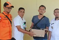 Camat Singkep Bersama BPBD Lingga serahkan Bantuan ke pemilik rumah atap roboh | Foto : Zonamu/Wandi