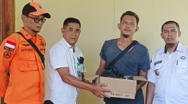 Camat Singkep Bersama BPBD Lingga serahkan Bantuan ke pemilik rumah atap roboh | Foto : Zonamu/Wandi