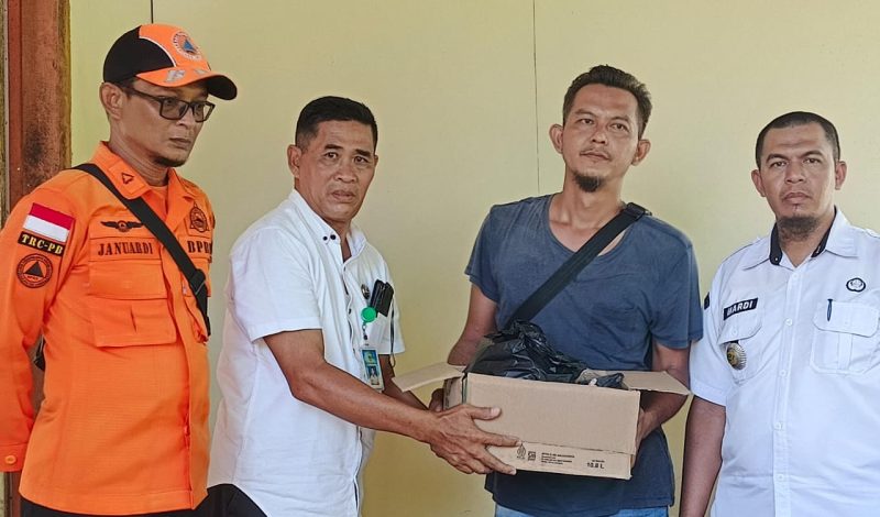 Camat Singkep Bersama BPBD Lingga serahkan Bantuan ke pemilik rumah atap roboh | Foto : Zonamu/Wandi