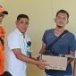 Camat Singkep Bersama BPBD Lingga serahkan Bantuan ke pemilik rumah atap roboh | Foto : Zonamu/Wandi