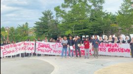 Aliansi Mahasiswa Kabupaten Karimun Tanjungpinang-Bintan menggelar Aksi Damai tuntut kejelasan Perda Beasiswa | Foto: Zonamu/WR
