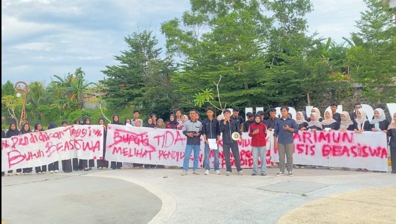 Aliansi Mahasiswa Kabupaten Karimun Tanjungpinang-Bintan menggelar Aksi Damai tuntut kejelasan Perda Beasiswa | Foto: Zonamu/WR
