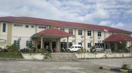 Suasana depan RSUD Tanjungbatu, Kecamatan Kundur, Kabupaten Karimun, Kepulauan Riau yang kekurangan tenaga medis | Foto: Rian