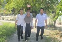 SR saat dijemput pihak Satreskrim Polres Lingga | Foto : Zonamu/Wandi