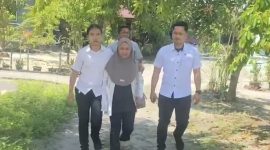 SR saat dijemput pihak Satreskrim Polres Lingga | Foto : Zonamu/Wandi