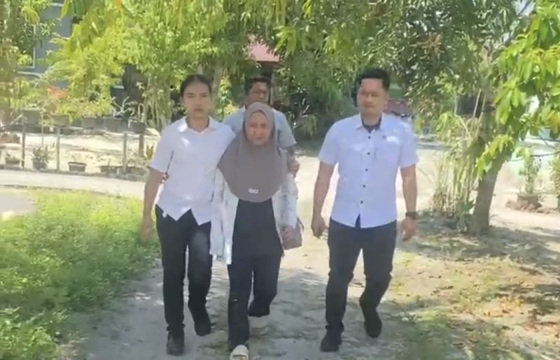 SR saat dijemput pihak Satreskrim Polres Lingga | Foto : Zonamu/Wandi