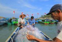 PT Timah komitmen jamin perlindungan dan kesejahteraan masyarakat dengan memfasilitasi ribuan nelayan menjadi peserta BPJS Ketenagakerjaan | Foto: Zonamu/Humas PT Timah