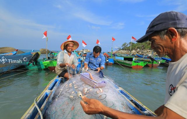 PT Timah komitmen jamin perlindungan dan kesejahteraan masyarakat dengan memfasilitasi ribuan nelayan menjadi peserta BPJS Ketenagakerjaan | Foto: Zonamu/Humas PT Timah