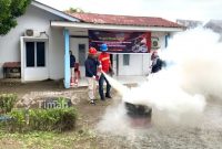 Tim Department HSE Area Kundur melaksanakan kegiatan pembinaan pemadam kebakaran bagi pegawai Klinik Pratama Bakti Timah Perayun, Kundur | Foto: Zonamu/Humas PT Timah