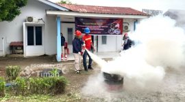 Tim Department HSE Area Kundur melaksanakan kegiatan pembinaan pemadam kebakaran bagi pegawai Klinik Pratama Bakti Timah Perayun, Kundur | Foto: Zonamu/Humas PT Timah