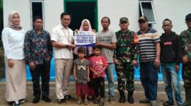 Warga Kundur, Kabupaten Karimun terima bantuan rumah layak huni dari PT Timah | Foto: Zonamu/Humas PT Timah