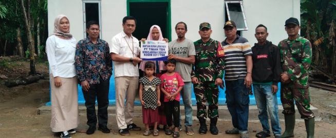 Warga Kundur, Kabupaten Karimun terima bantuan rumah layak huni dari PT Timah | Foto: Zonamu/Humas PT Timah