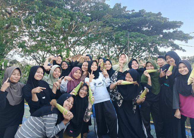 Pelajar Pemali Boarding School PT Timah Tbk dilatih memanfaatkan lahan asrama untuk membuat pertanian produktif | Foto: Zonamu/Humas PT Timah