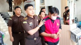Tersangka kasus dugaan korupsi pembangunan Dermaga Islamic Center Kundur tahun 2024, digiring Jaksa menuju Rutan Karimun | Foto: Rian