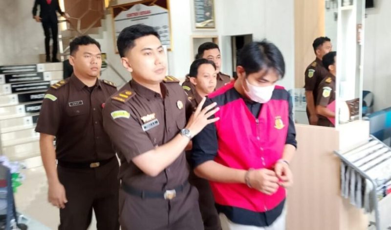Tersangka kasus dugaan korupsi pembangunan Dermaga Islamic Center Kundur tahun 2024, digiring Jaksa menuju Rutan Karimun | Foto: Rian