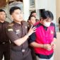 Tersangka kasus dugaan korupsi pembangunan Dermaga Islamic Center Kundur tahun 2024, digiring Jaksa menuju Rutan Karimun | Foto: Rian