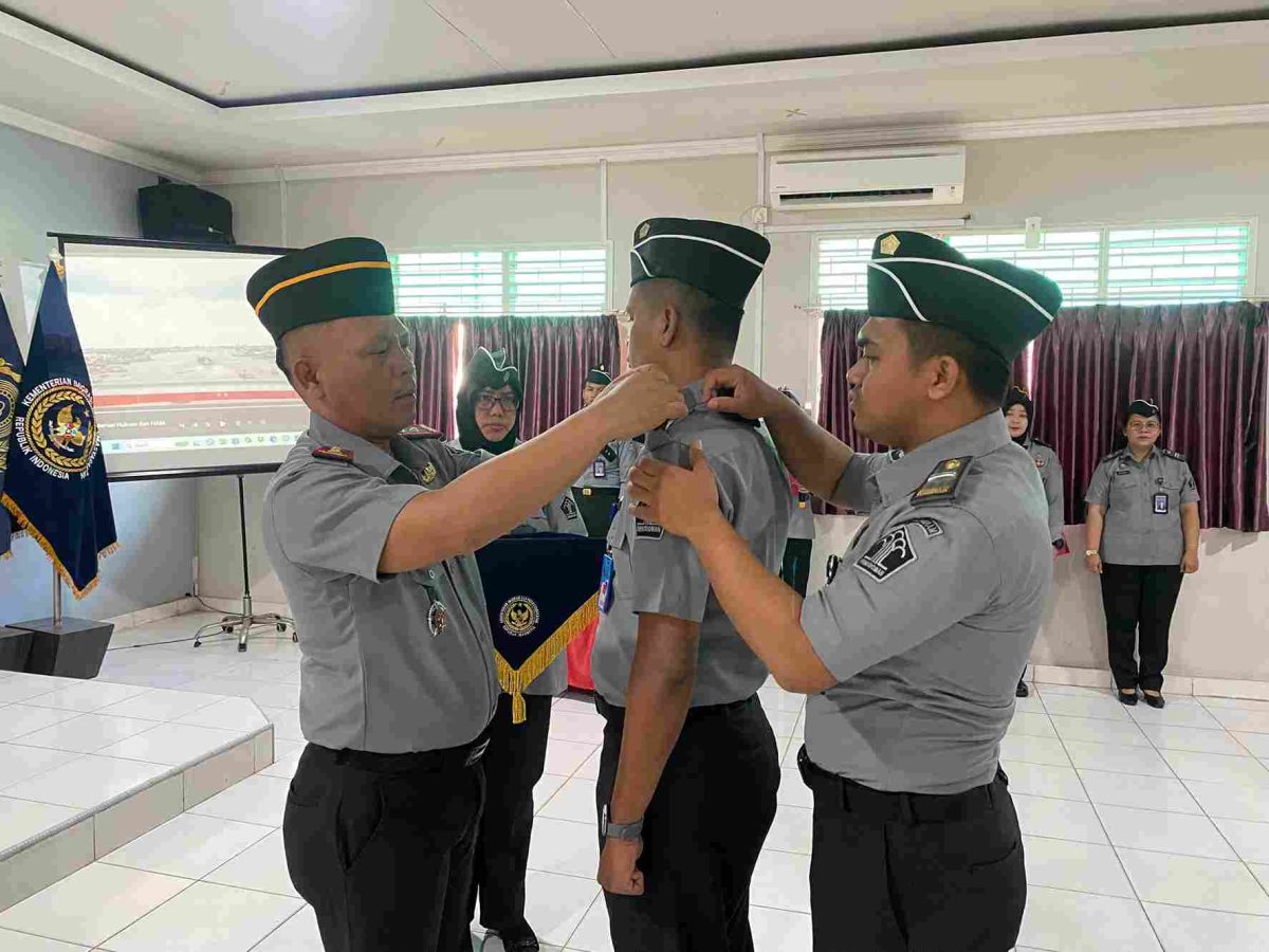 Kepala Rutan Tanjungbalai Karimun, Candra Putra Irawansyah menyematkan tanda kenaikan pangkat kepada pegawai | Foto: Rian