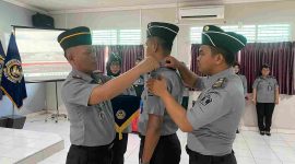 Kepala Rutan Tanjungbalai Karimun, Candra Putra Irawansyah menyematkan tanda kenaikan pangkat kepada pegawai | Foto: Rian