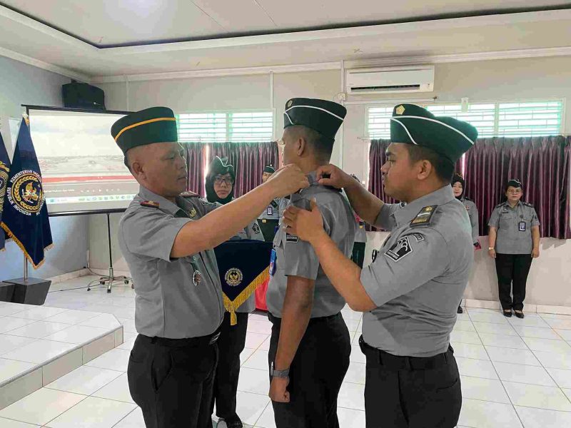 Kepala Rutan Tanjungbalai Karimun, Candra Putra Irawansyah menyematkan tanda kenaikan pangkat kepada pegawai | Foto: Rian