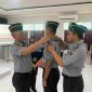 Kepala Rutan Tanjungbalai Karimun, Candra Putra Irawansyah menyematkan tanda kenaikan pangkat kepada pegawai | Foto: Rian