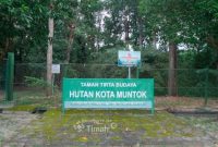 Suasana pintu masuk Taman Tirta Budaya Hutan Kota Mentok, Kabupaten Bangka Barat | Foto: Zonamu/Humas PT Timah