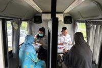 Masyarakat Desa Kundur, Kabupaten Karimun nikmati layanan perobatan gratis di Mobil Sehat PT Timah | Foto: Zonamu/Humas PT Timah
