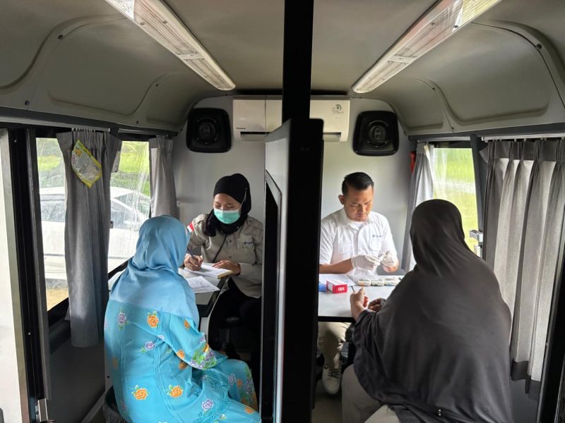 Masyarakat Desa Kundur, Kabupaten Karimun nikmati layanan perobatan gratis di Mobil Sehat PT Timah | Foto: Zonamu/Humas PT Timah