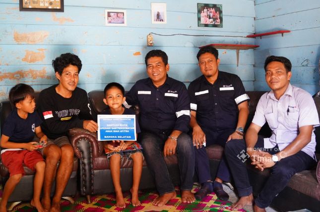 PT Timah berikan bantuan untuk biaya pengobatan warga Kabupaten Bangka Selatan | Foto: Zonamu/Humas PT Timah
