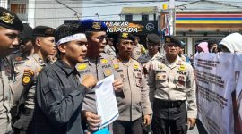 Mahasiswa saat menyampaikan tuntutannya di hadapan petugas Mapolda Riau | Foto: Zonamu/Ibnu