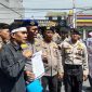 Mahasiswa saat menyampaikan tuntutannya di hadapan petugas Mapolda Riau | Foto: Zonamu/Ibnu