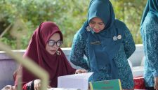 Ketua TP PKK Lingga Kunjungi Desa Kudung | Foto : Zonamu/Diskominfo Lingga