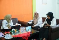 Ketua PKK Kabupaten Lingga Maratusholiha Nizar saat mengikuti zoom | Foto : Zonamu/Diskominfo