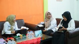 Ketua PKK Kabupaten Lingga Maratusholiha Nizar saat mengikuti zoom | Foto : Zonamu/Diskominfo