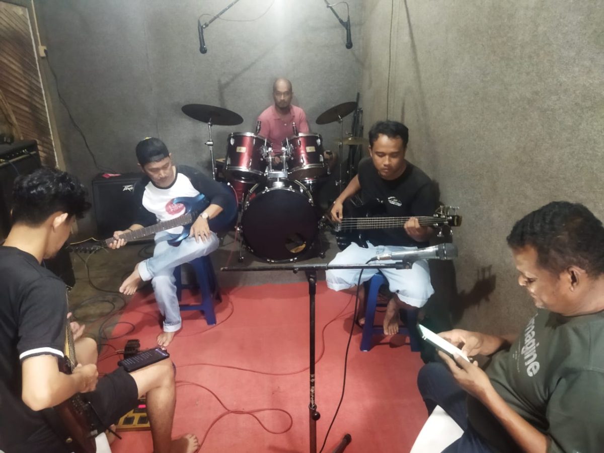 Hari Libur, Camat Singkep Barat Salurkan Energi Positif Lewat Musik Bersama Komunitas LMG | Foto : Zonamu/Wandi