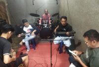 Hari Libur, Camat Singkep Barat Salurkan Energi Positif Lewat Musik Bersama Komunitas LMG | Foto : Zonamu/Wandi