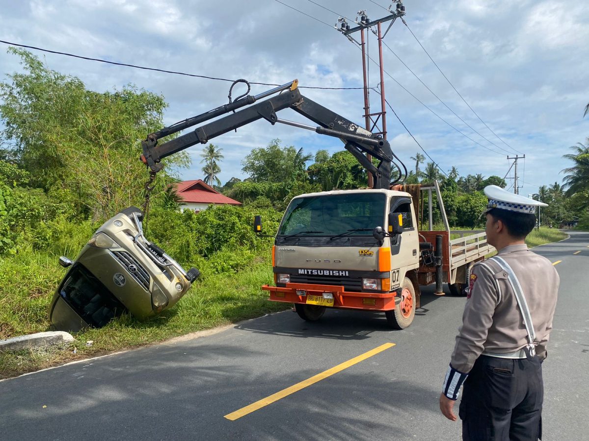 Hilang Kendali, Mobil Terbalik di Gorong-Gorong Desa Lanjut | Foto : Zonamu/Ist