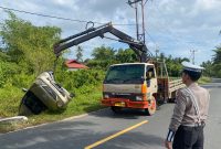 Hilang Kendali, Mobil Terbalik di Gorong-Gorong Desa Lanjut | Foto : Zonamu/Ist