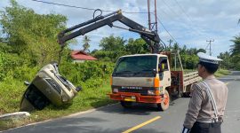Hilang Kendali, Mobil Terbalik di Gorong-Gorong Desa Lanjut | Foto : Zonamu/Ist